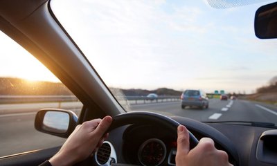 ಕಾರು ಚಲಾಯಿಸುತ್ತ ಮಹಿಳೆಯನ್ನು ಹಿಂಬಾಲಿಸಿದ ಬೆತ್ತಲೆ ವ್ಯಕ್ತಿ