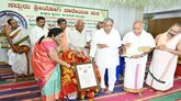 ಶಿಷ್ಯನಾದವನು ಭಕ್ತಿಯಿಂದ ಶರಣಾಗತನಾದರೆ ಗುರು ಶಿಷ್ಯರ ಭಾರ ಹೊರುತ್ತಾನೆ