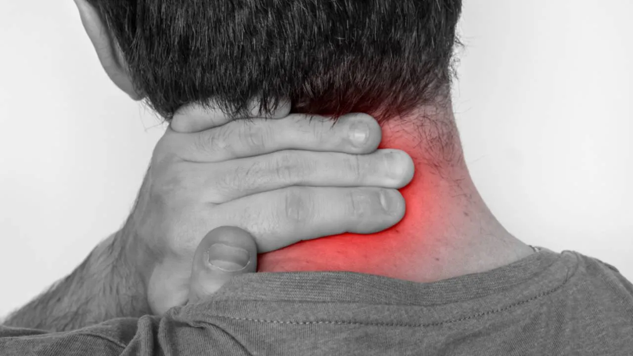 ಕುತ್ತಿಗೆ ನೋವಿನ ಸಮಸ್ಯೆಯೇ? ಇದಕ್ಕೆ ಮನಸ್ಸಿನ ಒತ್ತಡವೂ ಕಾರಣವಾಗಿರಬಹುದು; ಪರಿಹಾರ ಇಲ್ಲಿದೆ