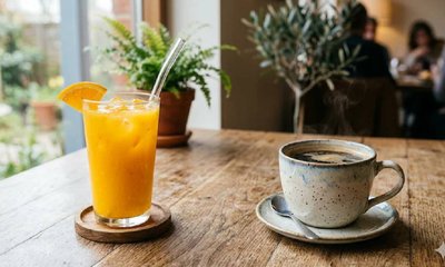 ಕಿತ್ತಳೆ ರಸ ಅಥವಾ ಬಿಸಿ ಕಾಫಿ: ಯಾವುದು ಉತ್ತಮ?