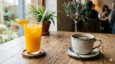 ಕಿತ್ತಳೆ ರಸ ಅಥವಾ ಬಿಸಿ ಕಾಫಿ: ಯಾವುದು ಉತ್ತಮ?