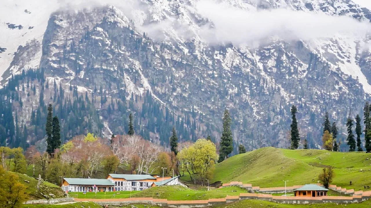 Tourist Attractions In Kashmir: ಸದಾ ಹೈಅಲರ್ಟ್‌ ಘೋಷಿಸಿರುವ ಕಾಶ್ಮೀರದ ಐದು ಪ್ರವಾಸಿ ತಾಣಗಳ ಬಗ್ಗೆ ನಿಮಗೆಷ್ಟು ಗೊತ್ತು? - Image 5