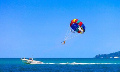 ಆಕಾಶದಲ್ಲಿ ಪ್ಯಾರಾಸೈಲಿಂಗ್ ಕೇಬಲ್ ತುಂಡಾಗಿ ಸಮುದ್ರಕ್ಕೆ ಬಿದ್ದ ಪ್ರವಾಸಿ