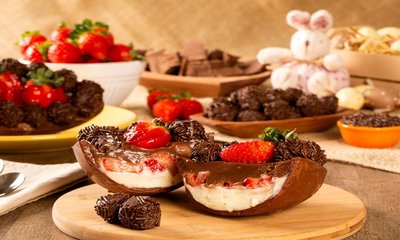 ಸ್ಟ್ರಾಬೆರಿ ಚೀಸ್‌ಕೇಕ್ ಫಿಲ್ಲಿಂಗ್‌ನೊಂದಿಗೆ ಚಾಕೊಲೇಟ್ ಶೆಲ್ ಈಸ್ಟರ್