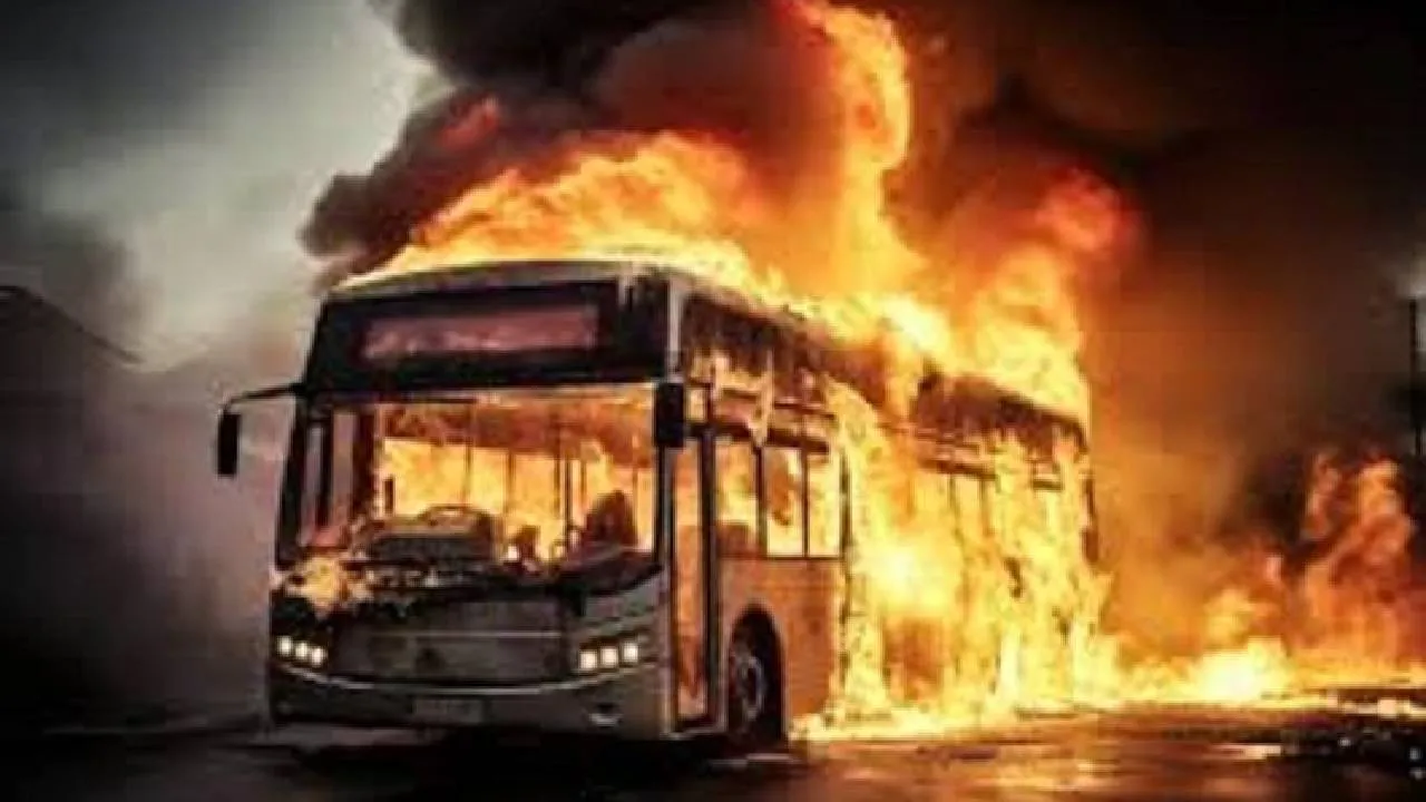 Bus fire accident: ಮತ್ತೊಂದು ಖಾಸಗಿ ಬಸ್‌ ಧಗಧಗ, ನೆಲಮಂಗಲದಲ್ಲಿ 40 ಪ್ರಯಾಣಿಕರಿದ್ದ ಬಸ್‌ ಬೆಂಕಿಗಾಹುತಿ
