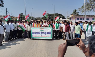 ರಸ್ತೆ ಅಗಲೀಕರಣಕ್ಕೆ ಆಗ್ರಹಿಸಿ ಪ್ರತಿಭಟನೆ