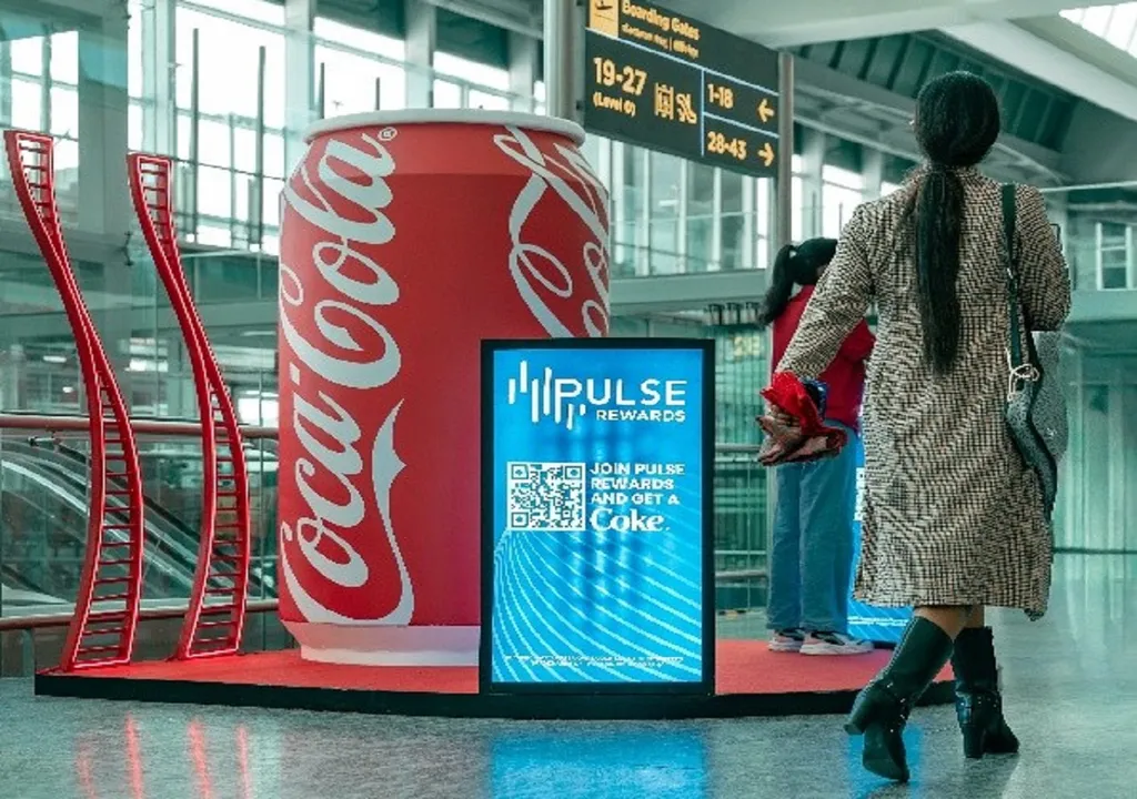 ಬೆಂಗಳೂರು ವಿಮಾನ ನಿಲ್ದಾಣದಲ್ಲಿ ಕೋಕಾ-ಕೋಲಾ ವಿನೂತನ ಯೋಜನೆ: ಪಲ್ಸ್ ಆಪ್ ಮೂಲಕ ಪ್ರಯಾಣಿಕರಿಗೆ ತಂಪು ಪಾನೀಯ ವಿತರಣೆ