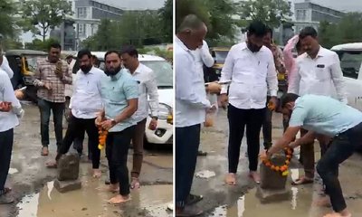 ಹೊಂಡ ಬಿದ್ದ ರಸ್ತೆಗೆ 'ಪೂಜೆ-ಆರತಿ' ಮಾಡಿ ಪ್ರತಿಭಟನೆ ನಡೆಸಿದ ಸಾರ್ವಜನಿಕರು