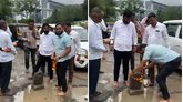 ಹೊಂಡ ಬಿದ್ದ ರಸ್ತೆಗೆ 'ಪೂಜೆ-ಆರತಿ' ಮಾಡಿ ಪ್ರತಿಭಟನೆ ನಡೆಸಿದ ಸಾರ್ವಜನಿಕರು
