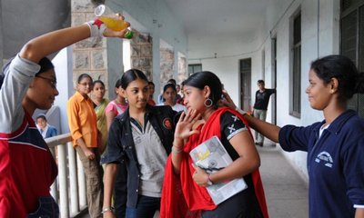 ಹಿರಿಯ ವಿದ್ಯಾರ್ಥಿನಿಯರ ರ‍್ಯಾಗಿಂಗ್‍ಗೆ ಬಲಿಯಾದ ಯುವತಿ