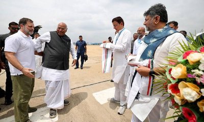 ಬೆಂಗಳೂರಿಗೆ ಬಂದಿಳಿದ ರಾಹುಲ್‌ ಗಾಂಧಿ, ಮಲ್ಲಿಕಾರ್ಜುನ ಖರ್ಗೆ