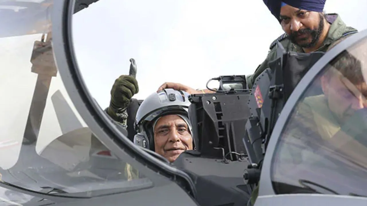 Fighter Jets: ಫೈಟರ್ ಜೆಟ್‌ಗಳಲ್ಲಿ ಹಾರಾಟ ನಡೆಸಿದ ಭಾರತೀಯ ನಾಯಕರು - Image 6