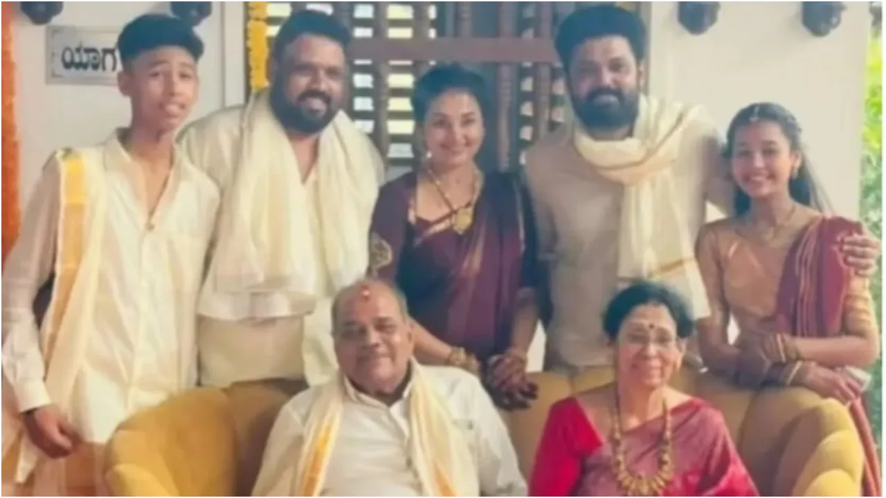 ‌Photos: ತಂದೆ - ತಾಯಿಯ 50ನೇ ಮದುವೆ ವಾರ್ಷಿಕೋತ್ಸವದಲ್ಲಿ ಮಿಂಚಿದ ನಟ ರಕ್ಷಿತ್‌ ಶೆಟ್ಟಿ; ಫ್ಯಾನ್ಸ್‌ ಕಣ್ಣಿಗೆ ಬಿದ್ದ ʻಸಿಂಪಲ್‌ ಸ್ಟಾರ್‌ʼ - Image 6