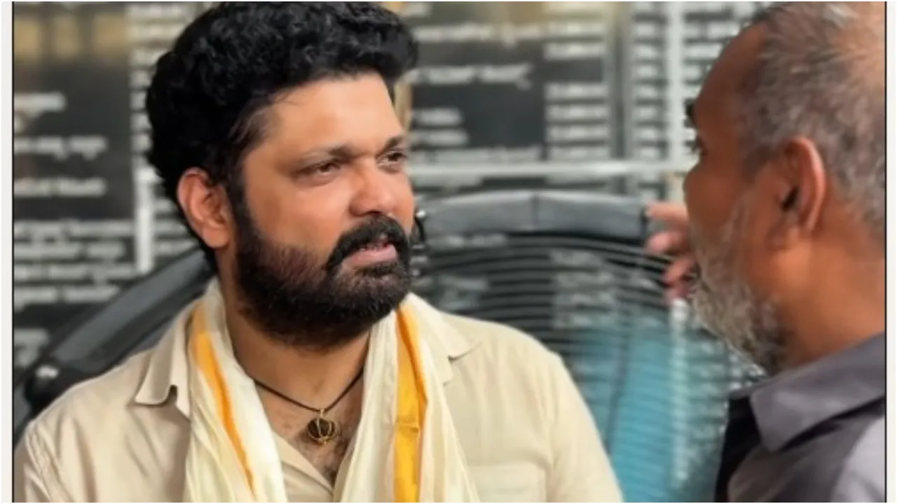 ‌Photos: ತಂದೆ - ತಾಯಿಯ 50ನೇ ಮದುವೆ ವಾರ್ಷಿಕೋತ್ಸವದಲ್ಲಿ ಮಿಂಚಿದ ನಟ ರಕ್ಷಿತ್‌ ಶೆಟ್ಟಿ; ಫ್ಯಾನ್ಸ್‌ ಕಣ್ಣಿಗೆ ಬಿದ್ದ ʻಸಿಂಪಲ್‌ ಸ್ಟಾರ್‌ʼ - Image 1