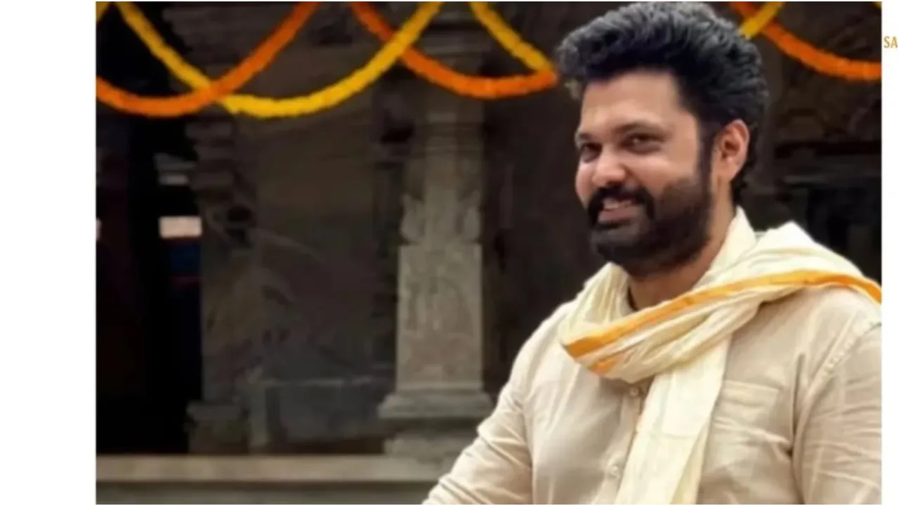 ‌Photos: ತಂದೆ - ತಾಯಿಯ 50ನೇ ಮದುವೆ ವಾರ್ಷಿಕೋತ್ಸವದಲ್ಲಿ ಮಿಂಚಿದ ನಟ ರಕ್ಷಿತ್‌ ಶೆಟ್ಟಿ; ಫ್ಯಾನ್ಸ್‌ ಕಣ್ಣಿಗೆ ಬಿದ್ದ ʻಸಿಂಪಲ್‌ ಸ್ಟಾರ್‌ʼ - Image 2