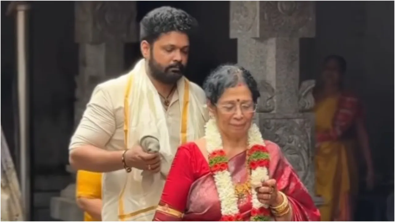 ‌Photos: ತಂದೆ - ತಾಯಿಯ 50ನೇ ಮದುವೆ ವಾರ್ಷಿಕೋತ್ಸವದಲ್ಲಿ ಮಿಂಚಿದ ನಟ ರಕ್ಷಿತ್‌ ಶೆಟ್ಟಿ; ಫ್ಯಾನ್ಸ್‌ ಕಣ್ಣಿಗೆ ಬಿದ್ದ ʻಸಿಂಪಲ್‌ ಸ್ಟಾರ್‌ʼ - Image 3