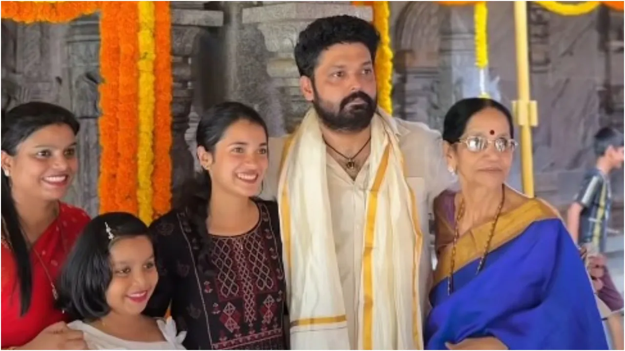‌Photos: ತಂದೆ - ತಾಯಿಯ 50ನೇ ಮದುವೆ ವಾರ್ಷಿಕೋತ್ಸವದಲ್ಲಿ ಮಿಂಚಿದ ನಟ ರಕ್ಷಿತ್‌ ಶೆಟ್ಟಿ; ಫ್ಯಾನ್ಸ್‌ ಕಣ್ಣಿಗೆ ಬಿದ್ದ ʻಸಿಂಪಲ್‌ ಸ್ಟಾರ್‌ʼ - Image 4
