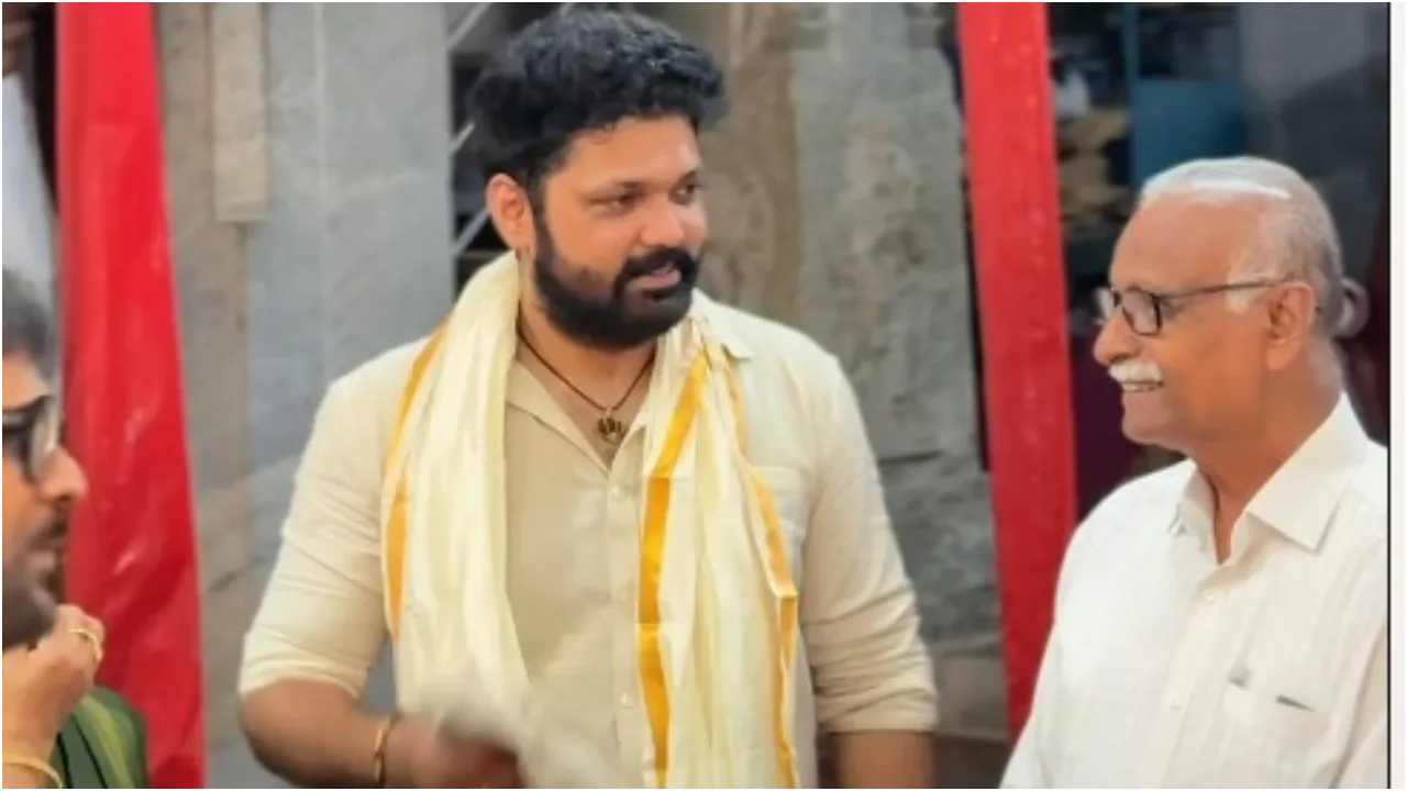 ‌Photos: ತಂದೆ - ತಾಯಿಯ 50ನೇ ಮದುವೆ ವಾರ್ಷಿಕೋತ್ಸವದಲ್ಲಿ ಮಿಂಚಿದ ನಟ ರಕ್ಷಿತ್‌ ಶೆಟ್ಟಿ; ಫ್ಯಾನ್ಸ್‌ ಕಣ್ಣಿಗೆ ಬಿದ್ದ ʻಸಿಂಪಲ್‌ ಸ್ಟಾರ್‌ʼ - Image 5