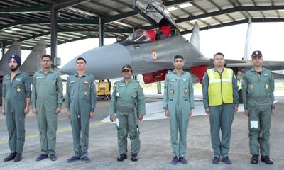 ಫೈಟರ್ ಜೆಟ್‌ಗಳಲ್ಲಿ ಹಾರಾಟ ನಡೆಸಿದ ನಾಯಕರು ಇವರೇ ನೋಡಿ