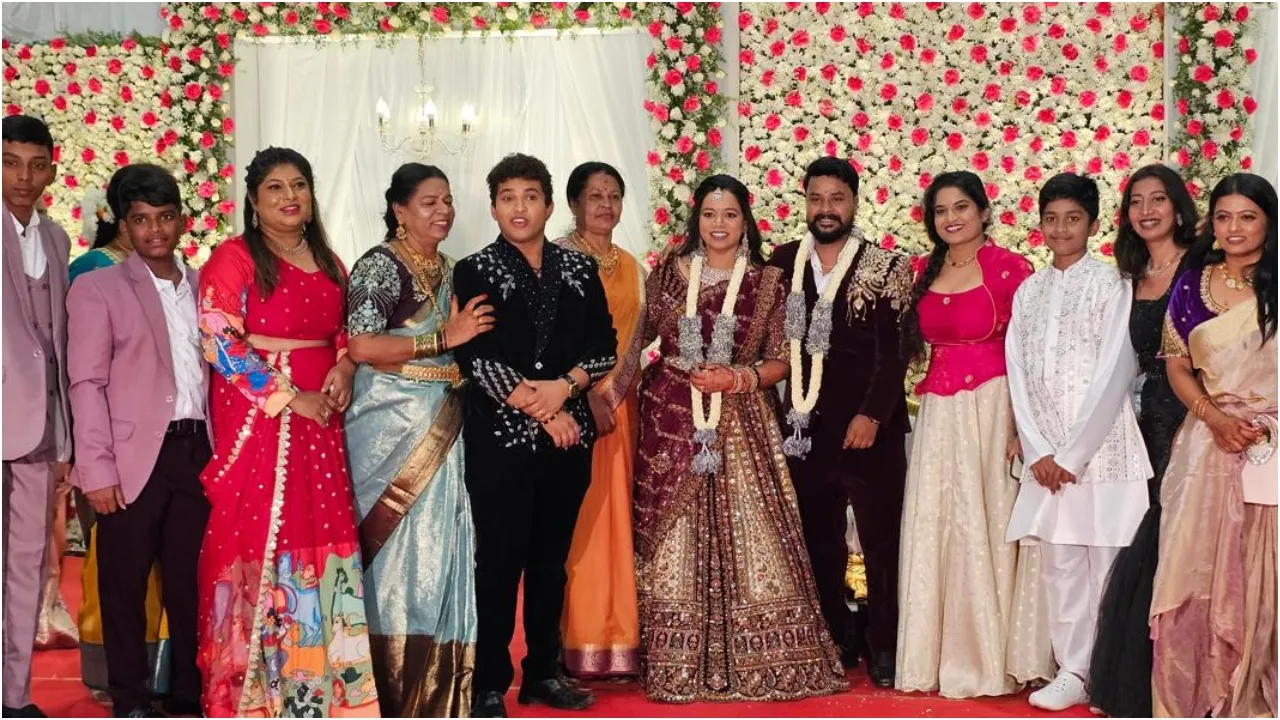 ʻಗಿಚ್ಚಿ ಗಿಲಿಗಿಲಿʼ ಶೋನಿಂದ ಕಲ್ಯಾಣ ಮಂಟಪದವರೆಗೆ; ದಾಂಪತ್ಯ ಬದುಕಿಗೆ ಕಾಲಿಟ್ಟ ಮಾನಸಾ - ಶಿವು, ಇಲ್ಲಿವೆ ಮದುವೆ ಫೋಟೋಗಳು - Image 3