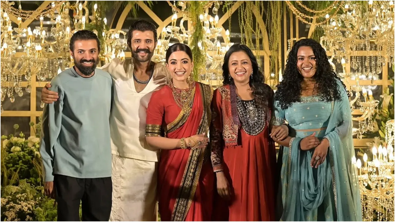 Photos: ರಶ್ಮಿಕಾ-ವಿಜಯ್ ದೇವರಕೊಂಡ ವೆಡ್ಡಿಂಗ್ ರಿಸೆಪ್ಷನ್; ಹೈದರಾಬಾದ್‌ನಲ್ಲಿ ನಡೆದ ಈ ಕಲರ್‌ಫುಲ್‌ ಸಮಾರಂಭಕ್ಕೆ ಯಾರೆಲ್ಲಾ ಬಂದಿದ್ರು? - Image 13