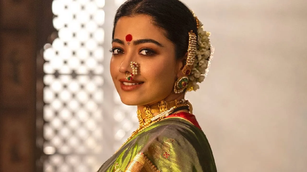 Bollywood actresses: ಗಣೇಶ ಚತುರ್ಥಿ ಹಬ್ಬಕ್ಕೆ ಸೀರೆಯಲ್ಲಿ ಕಂಗೊಳಿಸಲು ಬಾಲಿವುಡ್ ನಟಿಯರು ಫುಲ್‌ ರೆಡಿ - Image 5