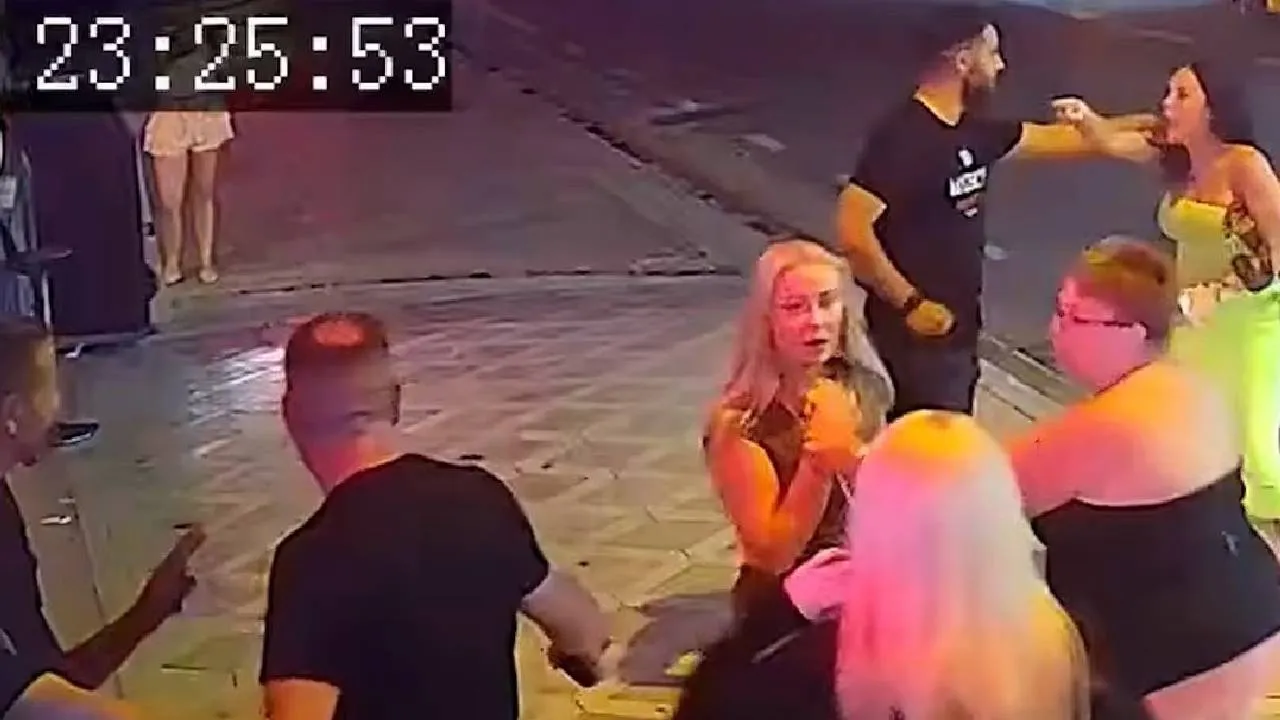 Viral Video: ಬಿಲ್‌ ವಿಚಾರಕ್ಕೆ ನಡೀತು ಬಿಗ್‌ ಫೈಟ್‌- ಇಲ್ಲಿದೆ ವೈರಲ್‌ ವಿಡಿಯೊ