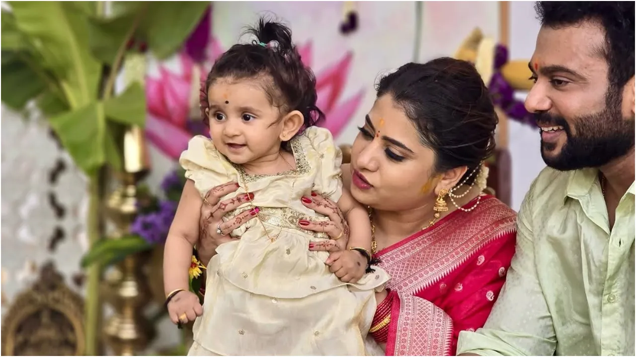 ಮಗಳಿಗೆ ಎಂಥ ಅರ್ಥಪೂರ್ಣ ಹೆಸರನ್ನಿಟ್ಟಿದ್ದಾರೆ ನೋಡಿ ʻನಿನಗಾಗಿʼ ಧಾರಾವಾಹಿ ರಿತ್ವಿಕ್‌ ಮಠದ್;‌ ಇಲ್ಲಿವೆ ಮಗುವಿನ ಮುದ್ದಾದ ಫೊಟೋಗಳು - Image 5
