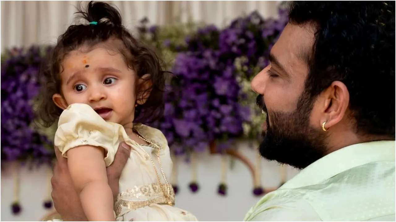 ಮಗಳಿಗೆ ಎಂಥ ಅರ್ಥಪೂರ್ಣ ಹೆಸರನ್ನಿಟ್ಟಿದ್ದಾರೆ ನೋಡಿ ʻನಿನಗಾಗಿʼ ಧಾರಾವಾಹಿ ರಿತ್ವಿಕ್‌ ಮಠದ್;‌ ಇಲ್ಲಿವೆ ಮಗುವಿನ ಮುದ್ದಾದ ಫೊಟೋಗಳು - Image 6