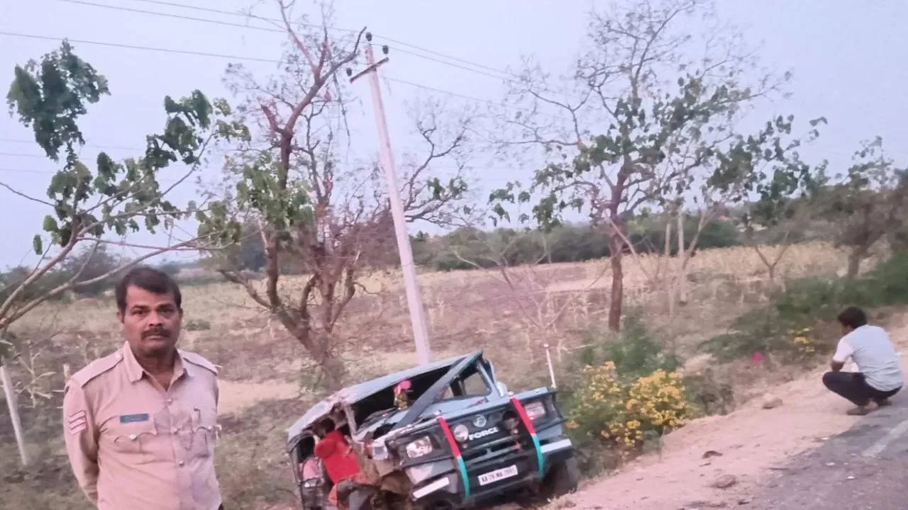 Road Acident: ರೋಣ ಸಮೀಪ ಭೀಕರ ಅಪಘಾತ: ಕ್ರೂಸರ್‌ಗೆ ಲಾರಿ ಡಿಕ್ಕಿ, ಮೂವರು ಕಾರ್ಮಿಕರು ಸಾವು