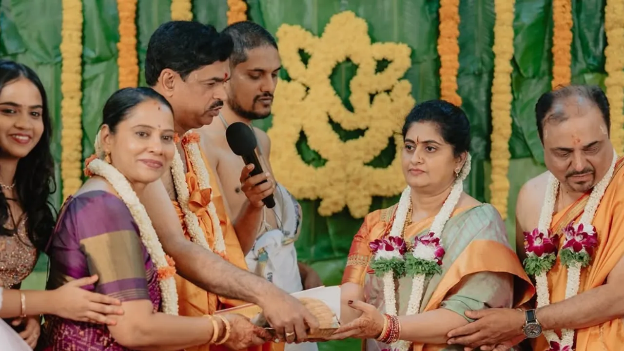 ಅದ್ಧೂರಿಯಾಗಿ ಎಂಗೇಜ್‌ಮೆಂಟ್‌ ಮಾಡಿಕೊಂಡ ʻಪುಟ್ಟಕ್ಕನ ಮಕ್ಕಳುʼ ನಟಿ ಸಂಜನಾ ಬುರ್ಲಿ; ಇಲ್ಲಿವೆ ನಿಶ್ಚಿತಾರ್ಥದ ಫೋಟೋಗಳು - Image 2