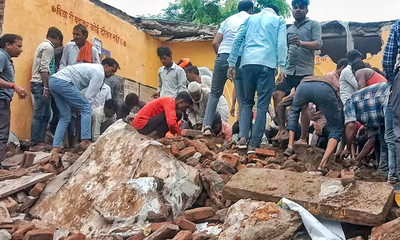 ಛಾವಣಿ ಕುಸಿಯುತ್ತಿದೆ ಅಂದ್ರೂ ಮಕ್ಕಳನ್ನು ಬೈದು ಕೂರಿಸಿದ ಶಿಕ್ಷಕರು!