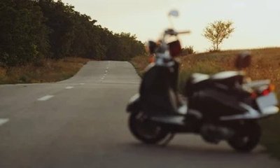 ರಸ್ತೆ ಮಧ್ಯೆ ಸ್ಕೂಟಿ ನಿಲ್ಲಿಸಿ ಗಡದ್ದಾಗಿ ಮಲಗಿದ ಭೂಪ!