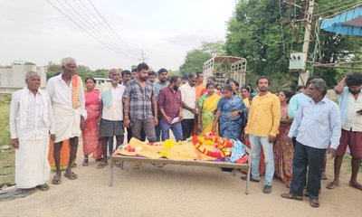 ಸ್ಮಶಾನ ವಿಚಾರ ರಸ್ತೆಯಲ್ಲಿ ಶವವಿಟ್ಟು ಪ್ರತಿಭಟನೆ ನಡೆಸಿದ ಗ್ರಾಮಸ್ಥರು