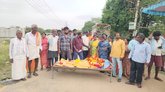 ಸ್ಮಶಾನ ವಿಚಾರ ರಸ್ತೆಯಲ್ಲಿ ಶವವಿಟ್ಟು ಪ್ರತಿಭಟನೆ ನಡೆಸಿದ ಗ್ರಾಮಸ್ಥರು