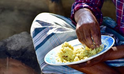 ದಲಿತರ ಮನೆಯಲ್ಲಿ ಊಟ ಮಾಡಿದ ಯುವಕನ ಕುಟುಂಬಕ್ಕೆ ಬಹಿಷ್ಕಾರ!