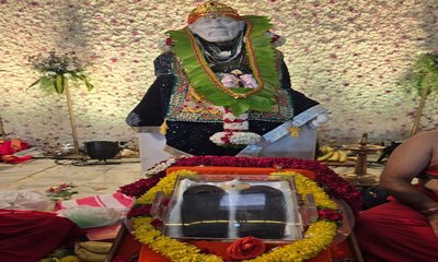 ಸಾಯಿ ಬಾಬಾ ಪಾದುಕೆ ದರ್ಶನ ಪಡೆಯುತ್ತಿರುವ ಭಕ್ತರು