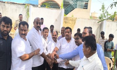 ಗೋಡೆ ನಿರ್ಮಾಣಕ್ಕೆ ಶಾಸಕ ಎಸ್.ಎನ್.ಸುಬ್ಬಾರೆಡ್ಡಿ ಭೂಮಿ ಪೂಜೆ