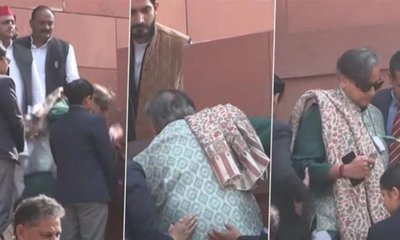 ಜಾರಿ ಬಿದ್ದ ಶಶಿ ತರೂರ್ ಗೆ ಸಹಾಯ ಮಾಡಿದ ಅಖಿಲೇಶ್ ಯಾದವ್