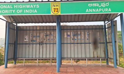 ನಾಯಿ ಕೊಂದು ಬಸ್‌ ತಂಗುದಾಣದಲ್ಲಿ ನೇತು ಹಾಕಿದ ಕಿಡಿಗೇಡಿಗಳು!