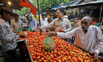 ಟೊಮೆಟೊ ಬೆಲೆ ಗಗನಕ್ಕೆ, ತರಕಾರಿ ಬೆಲೆಯೂ ಹೆಚ್ಚಳ,  ಗ್ರಾಹಕ ಕಂಗಾಲು