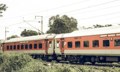 ರೈಲ್ವೆ ಹಳಿ ಬಳಿ ರೀಲ್ಸ್: ಕೈ ಕಳೆದುಕೊಂಡ ಯುವತಿ