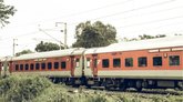 ರೈಲ್ವೆ ಹಳಿ ಬಳಿ ರೀಲ್ಸ್: ಕೈ ಕಳೆದುಕೊಂಡ ಯುವತಿ