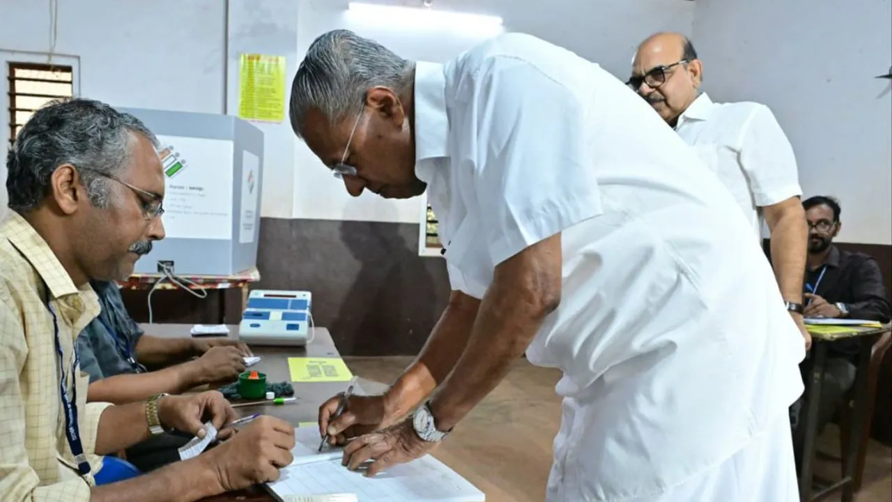 Assembly Elections 2026: ಪಿಣರಾಯಿ ವಿಜಯನ್, ಮೋಹನ್ ಲಾಲ್ ಸೇರಿದಂತೆ ಮತ ಚಲಾಯಿಸಿದ ಹಲವು  ಗಣ್ಯರು - Image 2