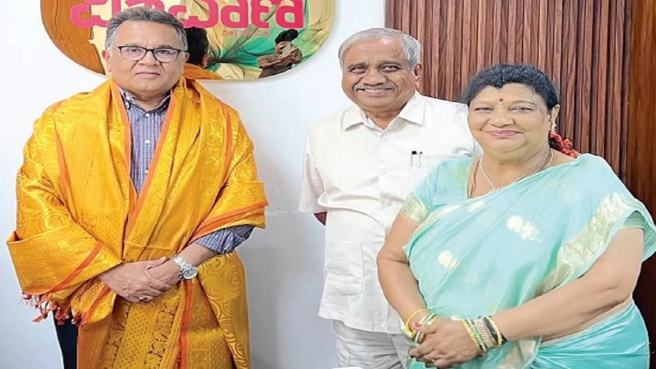 vijaybSankeshwar Vishweshwar Bhat with Pravasi Prapancha 2 R