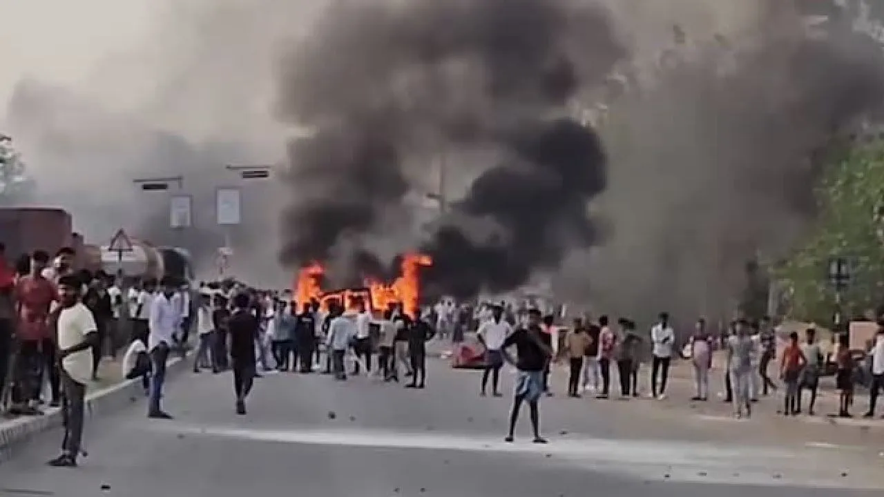 West Bengal Violence: ಪಶ್ಚಿಮ ಬಂಗಾಳದಲ್ಲಿ ಭಾರೀ ಹಿಂಸಾಚಾರ; ರೈಲಿಗೆ ಕಲ್ಲು ತೂರಾಟ-  ಕಚ್ಚಾ ಬಾಂಬ್‌ ಎಸೆದು ಅಟ್ಟಹಾಸ