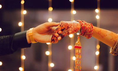 ವಧುವಿನ ಲೆಹೆಂಗಾ ಹಿಡಿದುಕೊಂಡು ಸ್ನೇಹಿತೆಯರು, ಇಲ್ಲಿದೆ ವಿಡಿಯೊ