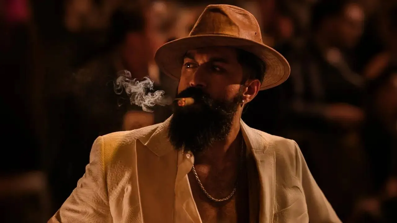 ಸಾಮಾನ್ಯ ವ್ಯಕ್ತಿಯಿಂದ 'ಪ್ಯಾನ್ ವರ್ಲ್ಡ್ ಸ್ಟಾರ್' ವರೆಗಿನ ನಟ ರಾಕಿಂಗ್ ಸ್ಟಾರ್ ಯಶ್ ಸಾಧನೆಯ ಹಾದಿ ಹೇಗಿತ್ತು ಗೊತ್ತಾ? - Image 6