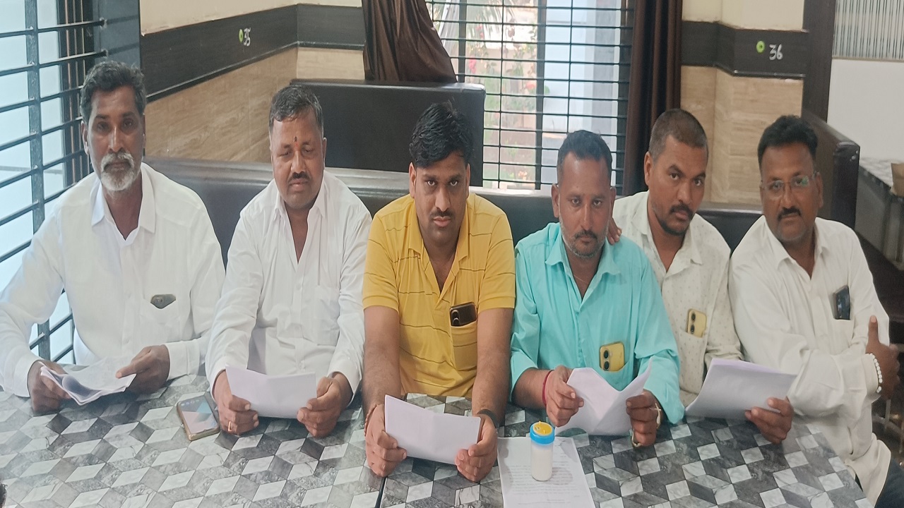 ಹಿಂದಿನ ಆಡಳಿತ ಮಂಡಳಿ ಅಧ್ಯಕ್ಷರ ಕುಮ್ಮಕ್ಕಿನಿಂದ ಸಂಘದ ಮುಖ್ಯ ಕಾರ್ಯನಿರ್ವಹಣಾಧಿಕಾರಿ ಅಕ್ರಮವೆಸಗಿದ್ದಾರೆ