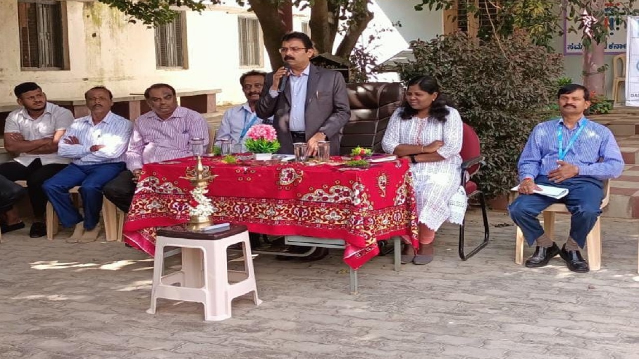ಪ್ರೌಢಶಾಲೆಗೆ ಪಿಠೋಪಕರಣಗಳ ವಿತರಿಸಿದ ಜಿಲ್ಲಾಧಿಕಾರಿ ಪಿ.ಎನ್.ರವೀಂದ್ರ